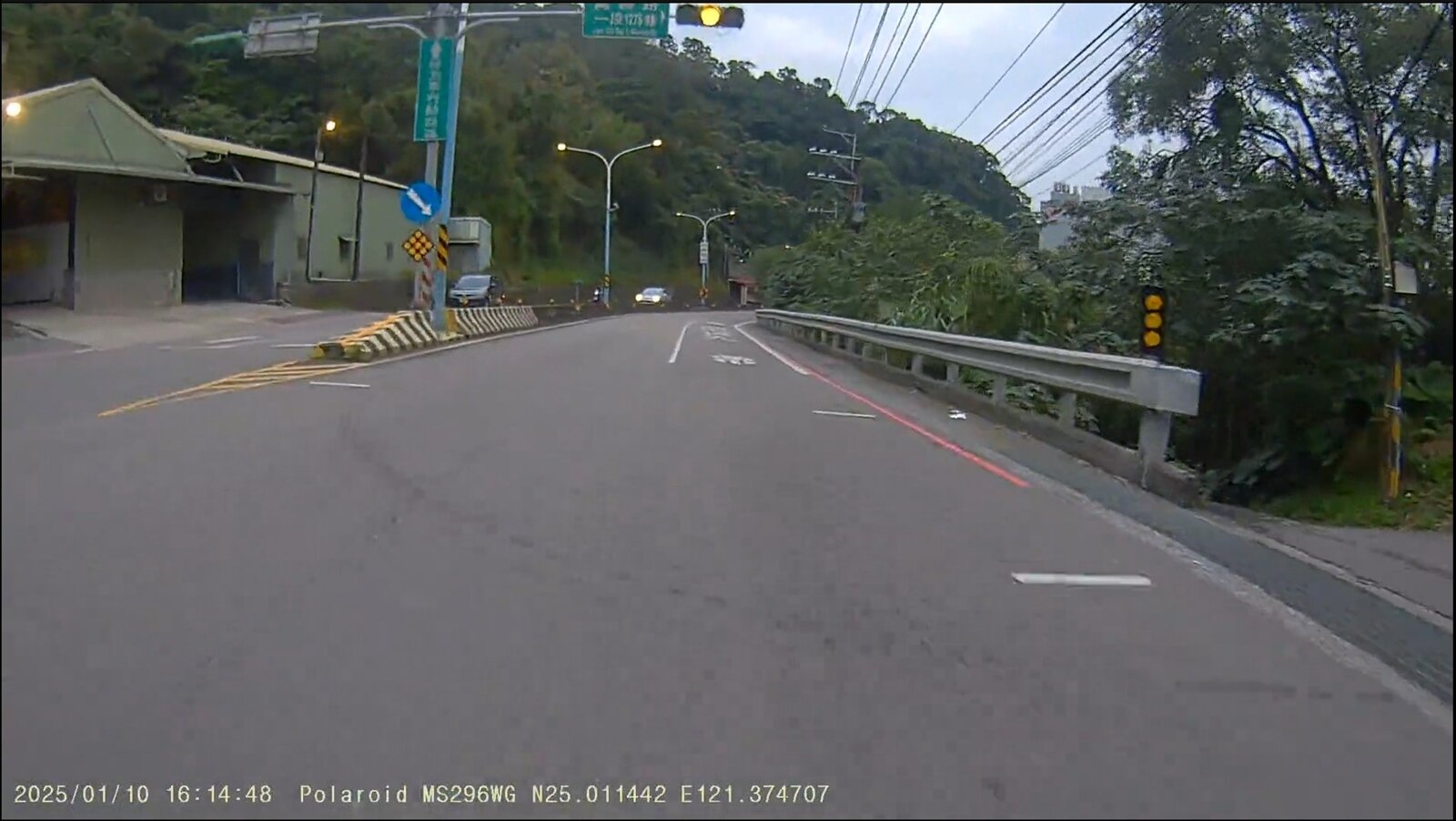 有騎士於臉書發文表示，收到超速罰單後，比對行車記錄器與罰單上的數據，竟存在高達10秒的落差。圖：翻攝自threads