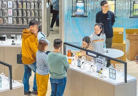 2月底撥付給地方政府的中央普通統籌分配稅款罕見遭打85折,引發外界猜疑。財政部國庫署解釋,營業稅是每2個月課徵,但卻是每個月退稅,中間會有落差。圖為民眾外出購物。(本報資料照片)