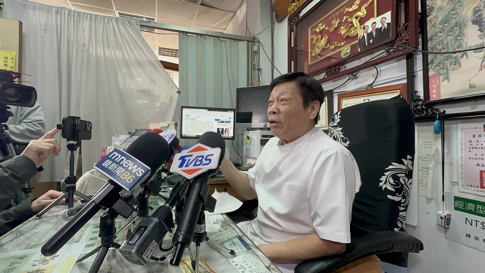 法醫高大成受訪回應媒體時，解釋多種可能的中毒可能狀況，認為都應在解剖時查明。記者黃寅／攝影 