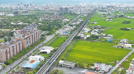 高鐵延伸宜蘭全線長約60.6公里,沿線經台北市、新北市及宜蘭縣頭城鎮、礁溪鄉、壯圍鄉、宜蘭市,計畫於宜蘭縣政府東南側建宜蘭站,交通部5日將在宜蘭舉辦第2階段環境影響評估現場會勘及公聽會。(吳佩蓉攝)