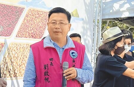 南投縣魚池鄉長劉啟帆遭檢舉涉嫌派人將家族飯店所產生的垃圾載運至魚池鄉所公所清潔隊,訊後15萬元交保。(楊靜茹攝)