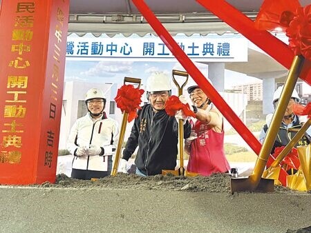 
新北市鶯歌區南鶯市民活動中心3日舉行動土典禮，新北市長侯友宜（左）、立法委員蘇巧慧（右）、新北市民政局長林耀長（中）均出席。（柯毓庭攝）

