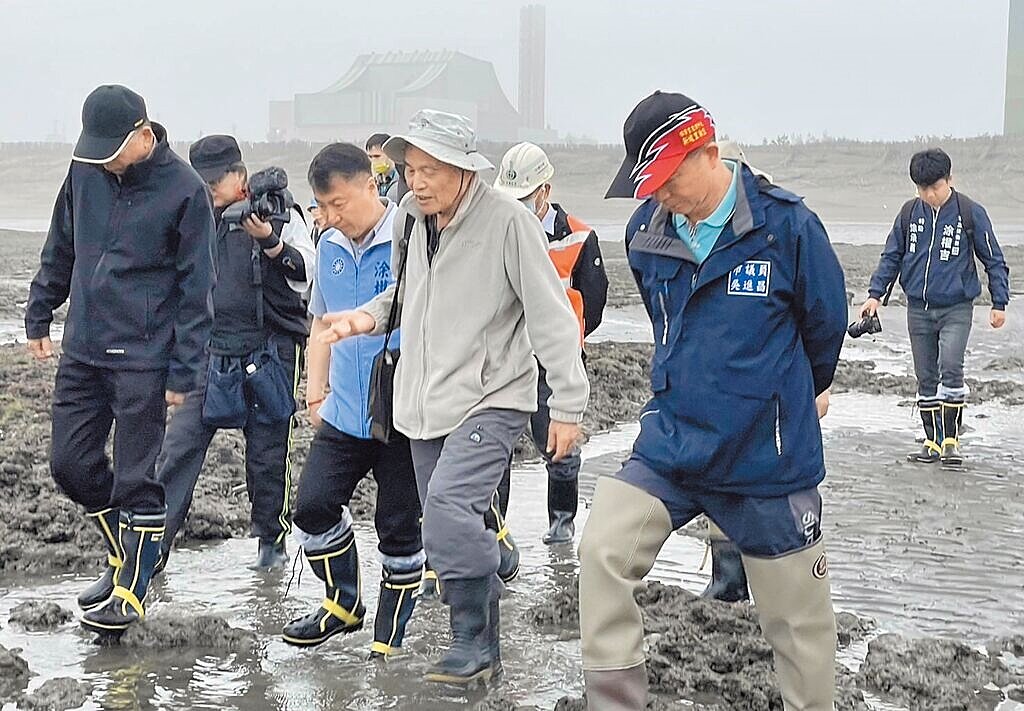 中油第3座液化天然氣接收站預計本月試運轉供氣大潭電廠，藻礁公投推動聯盟3日實地勘查大潭藻礁，並召開藻礁生態保育策進協調會，痛批三接工程嚴重破壞藻礁生態。圖／潘忠政提供

