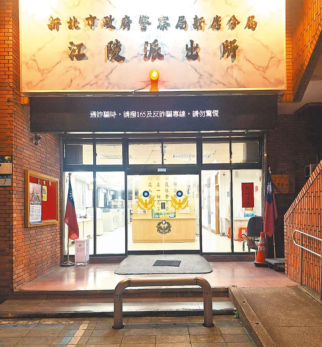 年近6旬的劉姓男子意外猝死於原承租的公寓頂樓，直到半年後才被住戶發現。經警方鑑識，死者疑因疾病猝死，現場無侵入及破壞跡象，暫時排除他殺嫌疑。圖／新店警分局提供