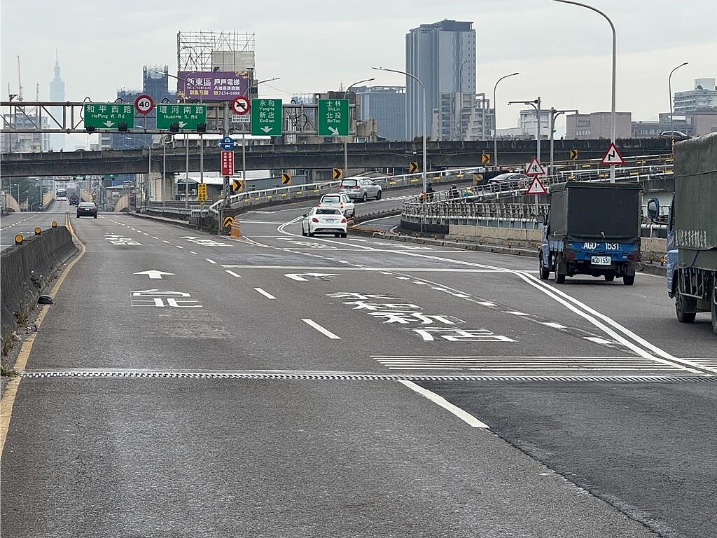 華江橋往北市方向車道標線調整(出口匝道前)。圖/新北市交通局提供