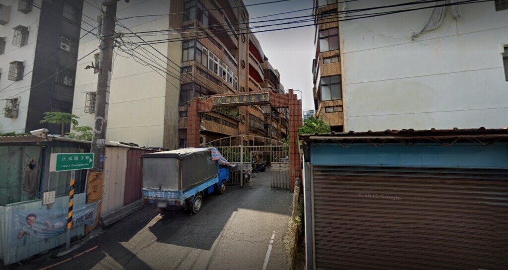 桃園市桃園區『正光花園新城』於2012年即被判定為海砂屋，但因所有權人意見整合不易，都更作業不是停擺就是進度緩慢，如今終於看見曙光。圖／翻攝Google map