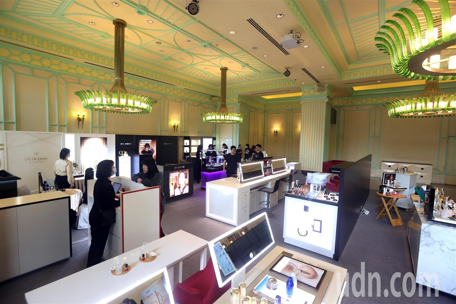 新光三越今天在台中林酒店設置第二場服務會場,由雅詩蘭黛與資生堂兩大美妝集團旗下13個品牌參與。記者黃仲裕/攝影