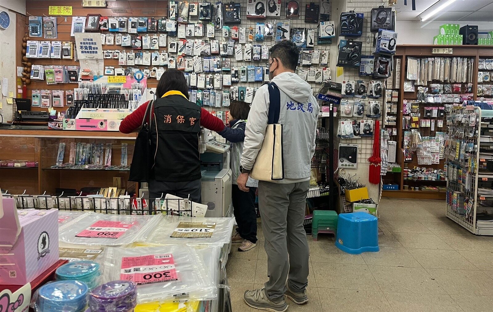 桃園市法務局消費者保護官攜手地政局，於農曆春節過後即啟動市售住宅租賃契約書之專案查核。圖：法務局提供