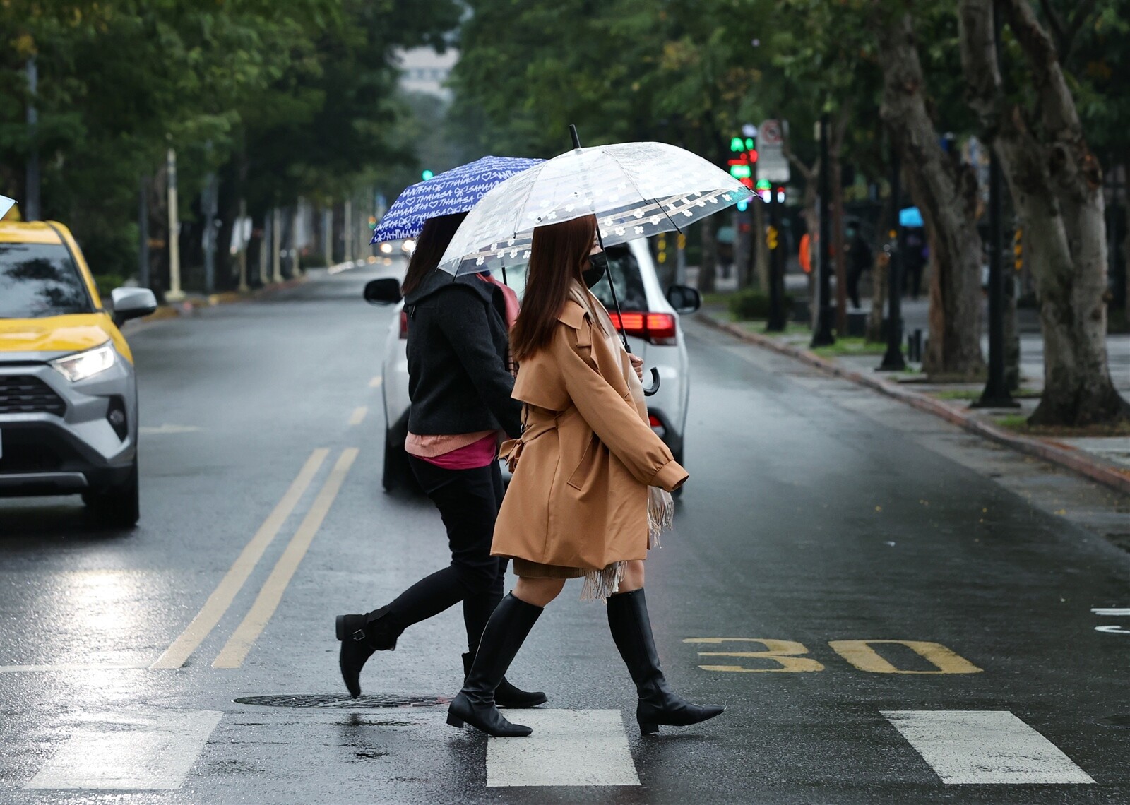 今日起至周日清晨，北台灣一波波水氣通過，伴隨降雨且偶有較大雨勢，感覺特別濕冷，周四晚周五晨台北測站約可降至14或15度。聯合報系資料照 