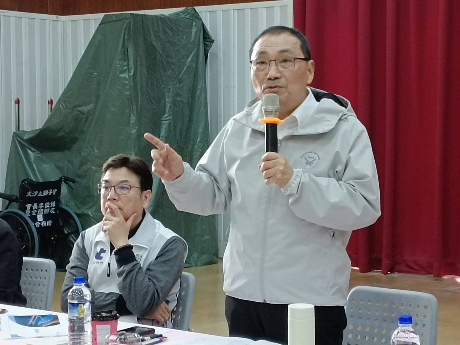 新北市長侯友宜（右）昨天說，基隆捷運經費已報中央審議，希望今年有清楚結果。記者邱瑞杰／攝影 