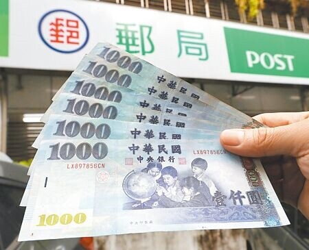 
我國去年稅收超徵創歷史新高，國民黨立院黨團主張全民普發現金1萬元，並擬推動修法，將還稅於民法制化，藍委林德福4日質詢行政院長卓榮泰，若政院有對案，可提至委員會討論，卓揆回應「會朝這個方向走」。（本報資料照片）

