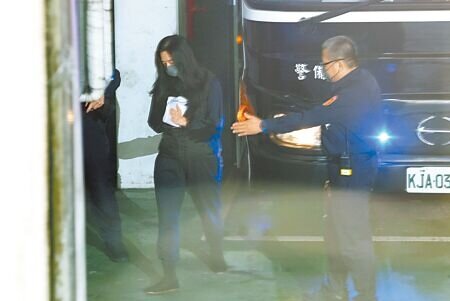 
台北地方法院審理京華城案，4日提訊台北市議員應曉薇（見圖），應曉薇下車鞠躬後步入法院。（杜宜諳攝）
