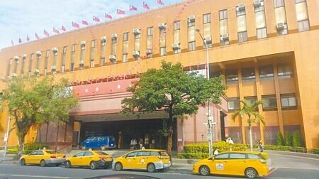 台北地檢署偵辦全台最大「假出金」詐欺集團案,2月24日針對該集團執行第四波「斬金行動」,訊後聲押禁見10人獲准。(本報資料照片)