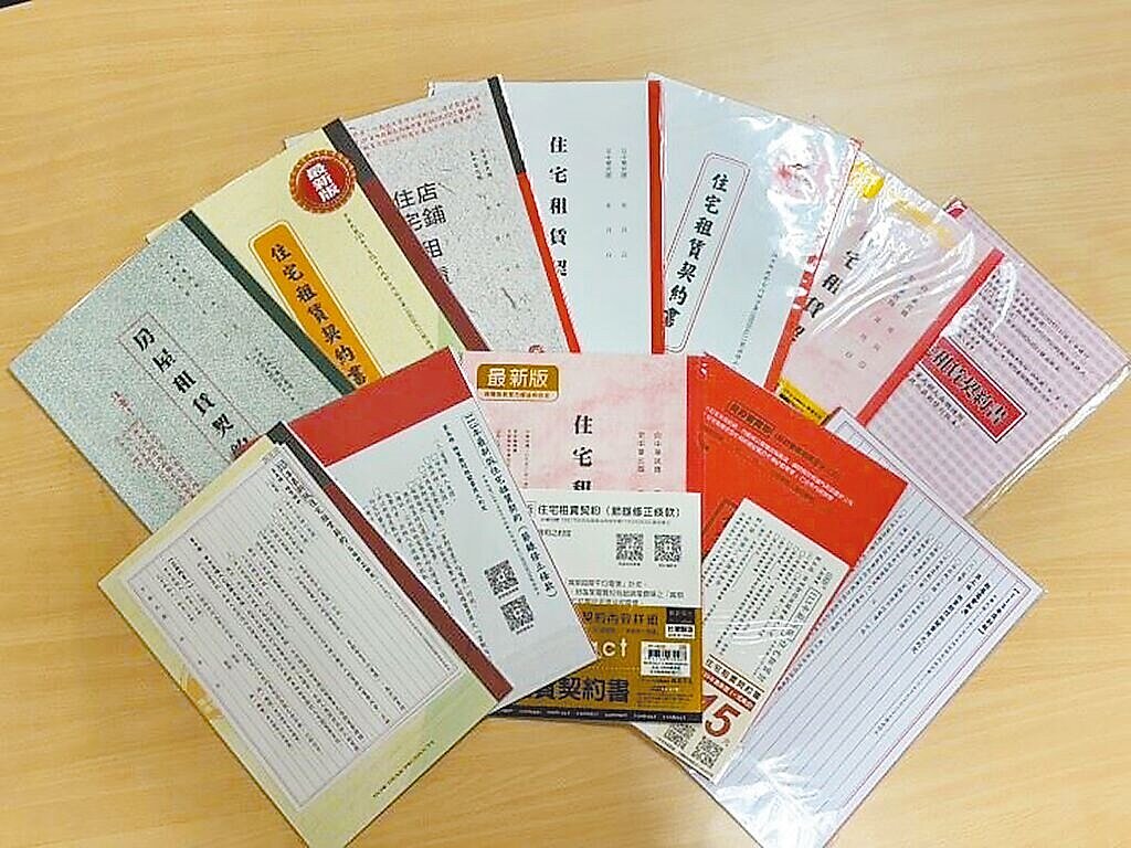 桃園市消保官稽查市售住宅租賃契約書，發現高達6成3仍是舊版本，當場要求業者下架，也提醒房東，超收電費最高可罰30萬元。（消保官提供／蔡依珍桃園傳真）