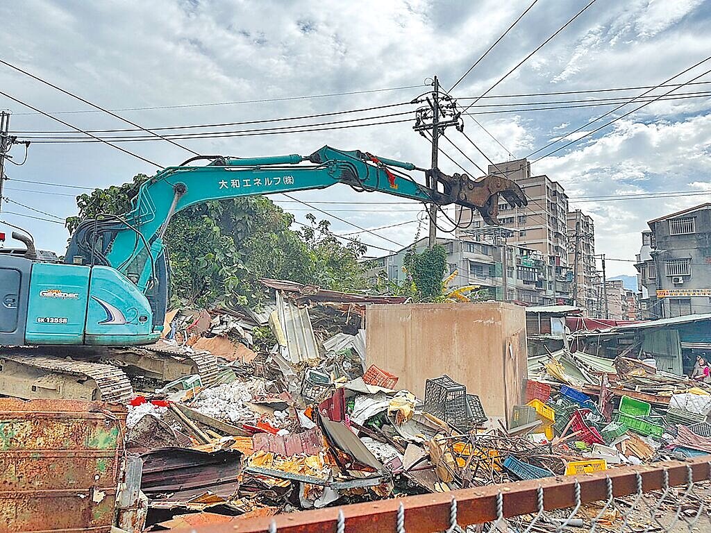 新北市汐止區橫科力行市場附近一處國有地，長期遭私人占用搭蓋鐵皮屋，被占用約250平方公尺，新北市違章拆除大隊3日上午鐵腕強力拆除，預計4日全數拆完。（新北市工務局提供／高鈞麟新北傳真）