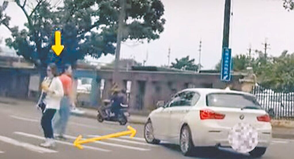 車輛不停讓行人取締認定基準為汽車行近行人穿越道線,距離行人行進方向不足3公尺(3組枕木紋,約1個車道寬)及汽車前懸已進入行人穿越道線,即構成違規要件。(新北市交通事件裁決處提供/高鈞麟新北傳真)