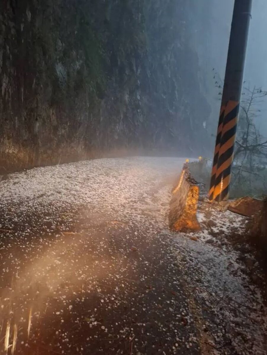 台中山區下午雷雨夾帶冰雹,梨山果園和道路地面都是冰雹。圖/民眾提供