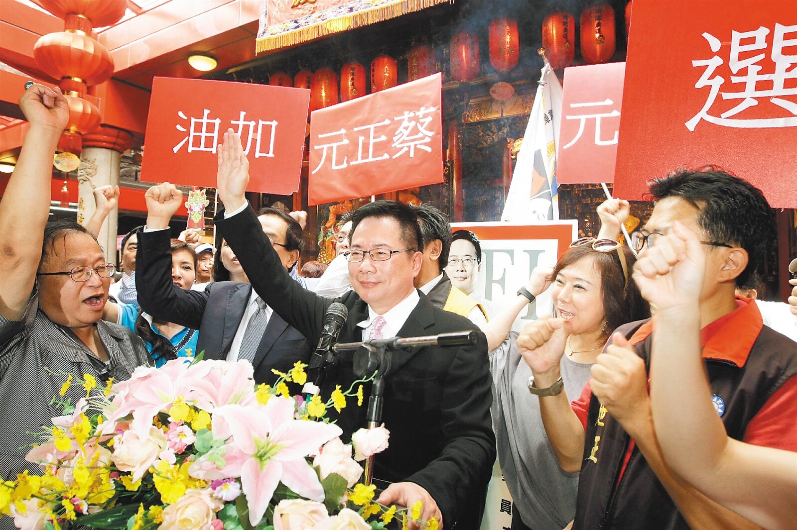 立委蔡正元（中）昨天到松山慈祐宮上香，舉行「媽祖上香、台北祈福」正式宣布參選台北市長。 記者許正宏／攝影