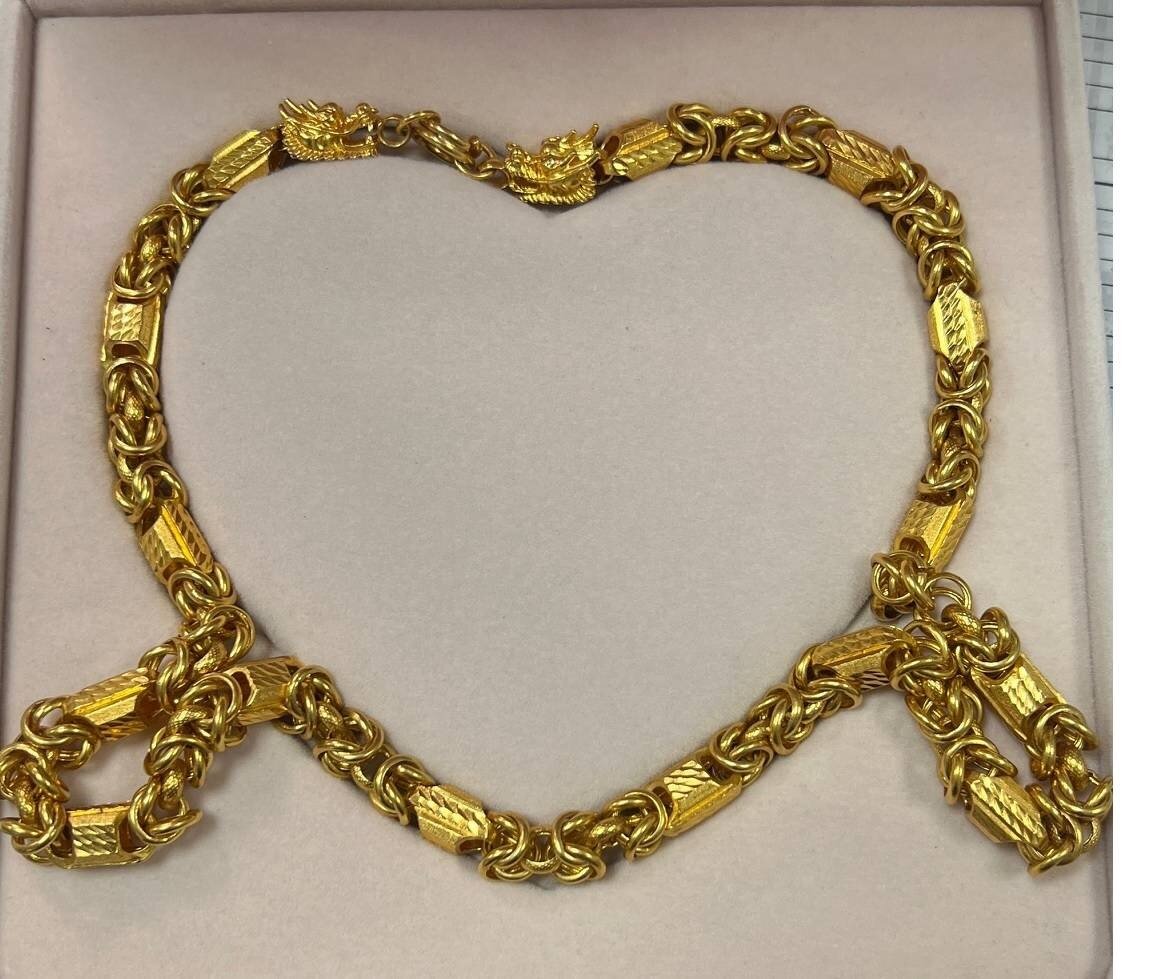 金光閃閃的金包銀項鏈吸引民眾喊價,最終以1萬元得標。圖:桃園分署提供