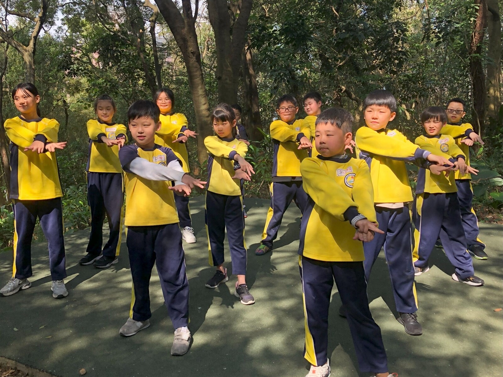自強國小學生在談笑間鍛練身體的健康,也充實了心理的滿足。。圖:教育局提供