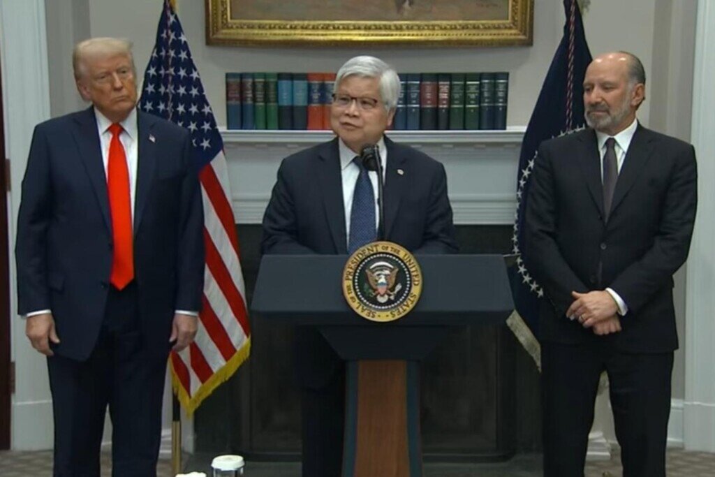 美國總統川普、商務部長霍華德(右)和台積電董事長魏哲家(中)台北時間3月4日於白宮舉行共同記者會,宣布台積電將加碼投資1千億美元擴廠。(圖/CNBC新聞網)