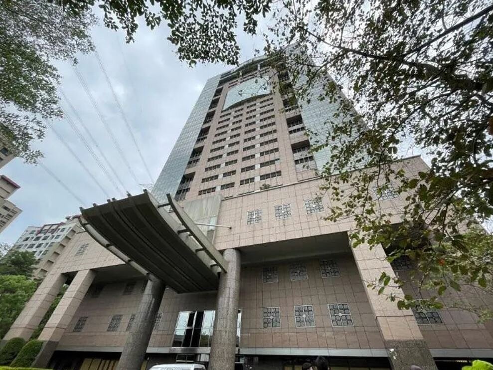 法務部行政執行署士林分署受苗栗地檢署囑託變價的「紅富海」集團負責人的紅樹林捷運站商辦連通樓房。圖/行政執行署提供