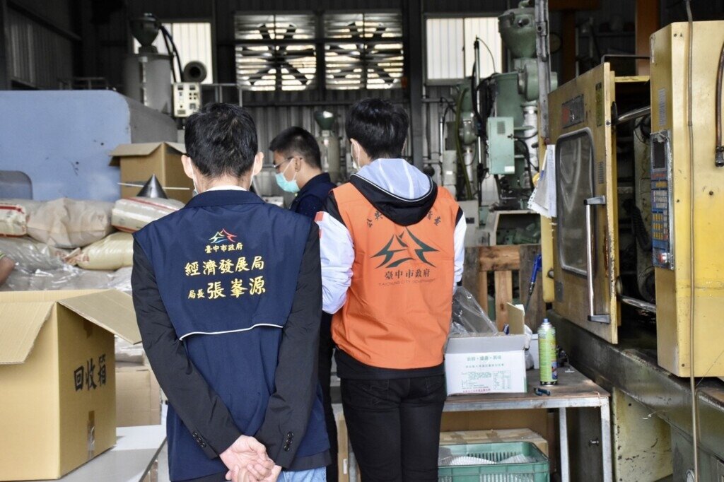 台中市政府依據經濟部交付優先查處名單,向疑似未登記的工廠稽查。圖/台中市經發局