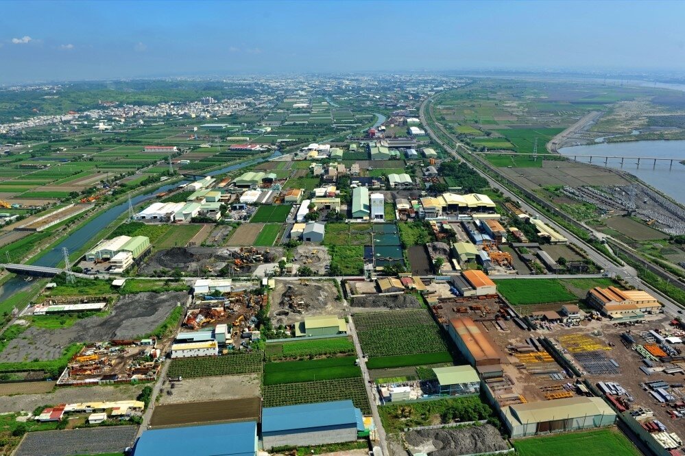 農地流失、破碎除不利發展農業外,也可能破壞當地景色。圖為林園農地工廠。圖/高雄市都發局