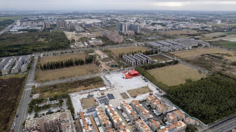 儘管當時台積電1奈米廠還未正式確定落腳嘉義,周邊房市已成熱門話題,其中嘉義縣治特區更是出現逾5,000坪新建案『Ai世界城』。圖/清景麟集團提供