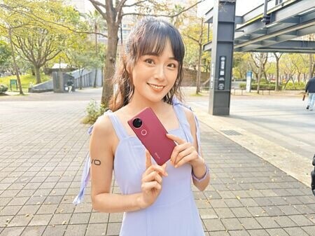 
vivo的V50系列以人像拍攝為主打，12 GB + 256 GB售價1萬8990元。（古明弘攝）
