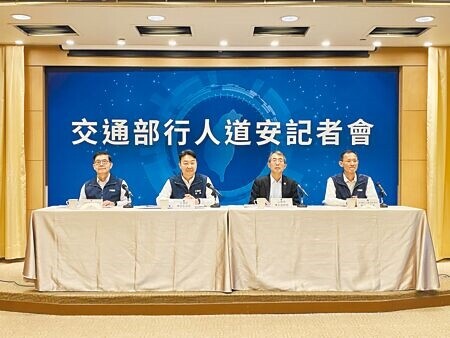 
交通部長陳世凱（左二）5日主持道安說明會，公布2024年交通事故數據，去年發生39.3萬件事故，30日死亡人數2950人，與前年相比死亡降幅僅2.4％，未達年降7％目標。（蔡明攝）
