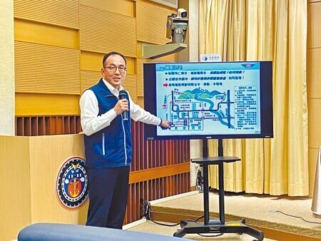 
交通部5日公布首版整體道路規畫指引，公路局規劃組長蘇先知說明，新指引提供大眾與縣市政府參考，未來在新建或改善道路時，全台有指引可依循。（蔡明攝）
