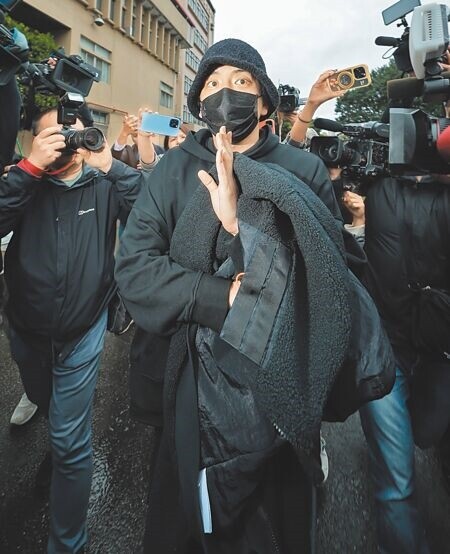 
藝人王大陸涉教唆打人案，新北地院5日裁定500萬元交保，王辦保完畢後，被守候多時的媒體堵訪時，僅回「謝謝，不好意思。」隨即搭車離去。（郭吉銓攝）
