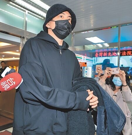 
藝人王大陸涉教唆打人案，新北地院5日裁定500萬元交保，王辦保完畢後，被守候多時的媒體堵訪時，僅回「謝謝，不好意思。」隨即搭車離去。（郭吉銓攝）
