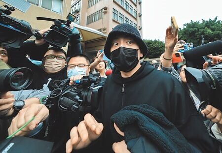 
藝人王大陸涉教唆打人案，新北地院5日裁定500萬元交保，王辦保完畢後，被守候多時的媒體堵訪時，僅回「謝謝，不好意思。」隨即搭車離去。（郭吉銓攝）
