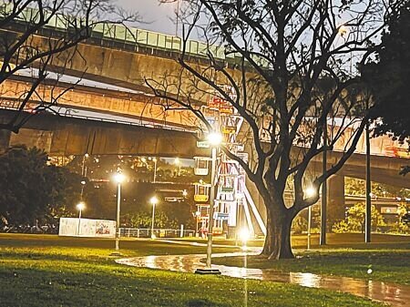 圓山自然景觀公園摩天輪日前被柵欄圍住,民眾以為將被拆除,北市工務局澄清是重新粉刷。(張珈瑄攝)