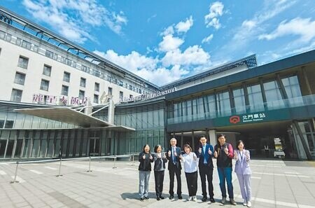 
阿里山北門車站飯店委由煙波大飯店集團經營，5日林鐵及文資處長王昭堡（左三）與煙波大飯店董事長鄭君寰（右三）簽約，嘉義市長黃敏惠（中）見證。（廖素慧攝）
