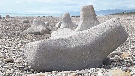 台東海濱公園新景點「超好躺的消波塊」,宛如「露天海景沙發」。(蕭嘉蕙攝)