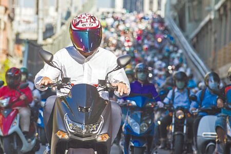 財政部委外完成「碳稅取代碳費可行性及檢討貨物稅」報告,有機會調降機車貨物稅。(本報資料照片)