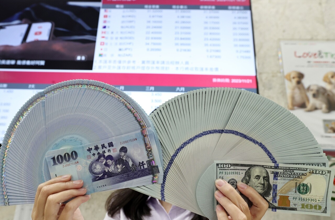 新台幣與美元。 聯合報系資料照