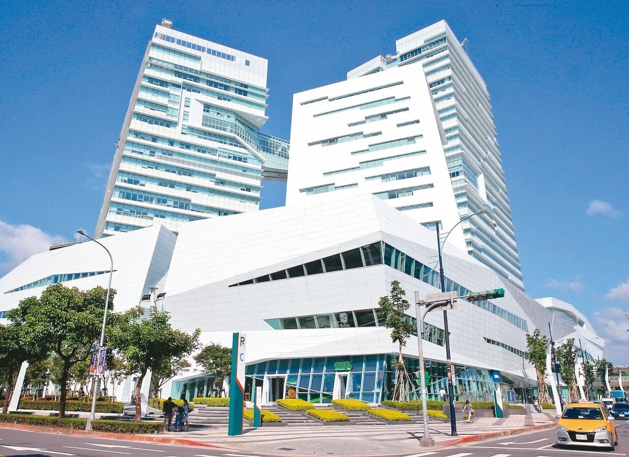 發卡量破百萬張的「玉山家樂福聯名卡」合約，即將於今年第3季到期，市場傳出，將由中國信託接手。聯合報系資料照 