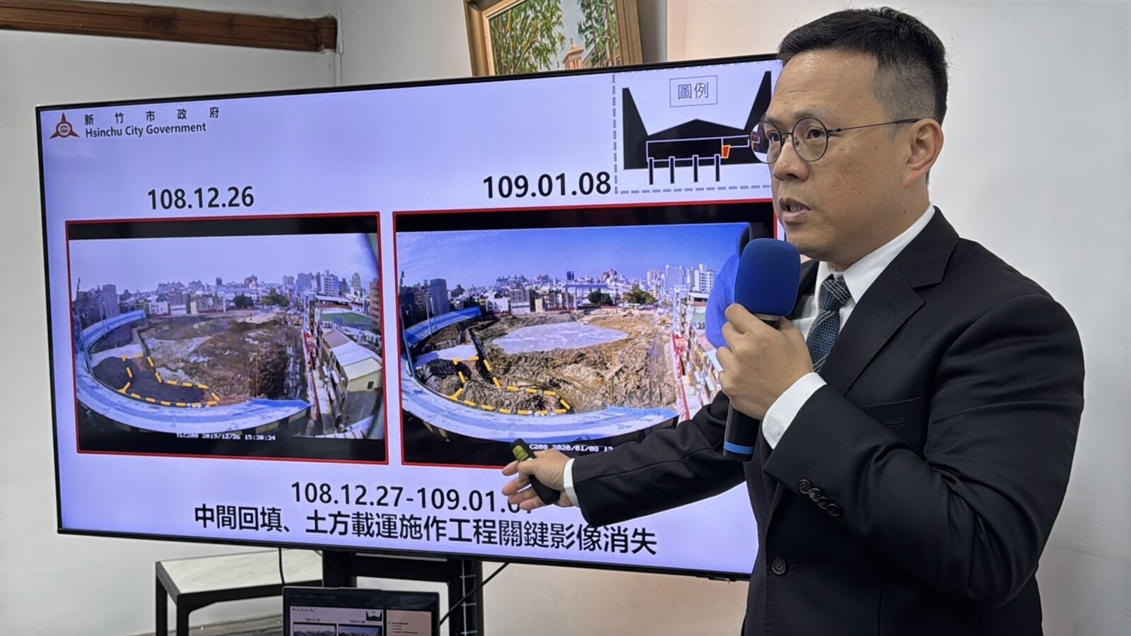 新竹市工務處長陳明錚昨表示,2019年12月27日至2020年1月7日回填、土方載運施作工程關鍵影像消失,比對前後畫面,在黑色網布上突然出現了一大片的廢棄土方。記者黃羿馨/攝影
