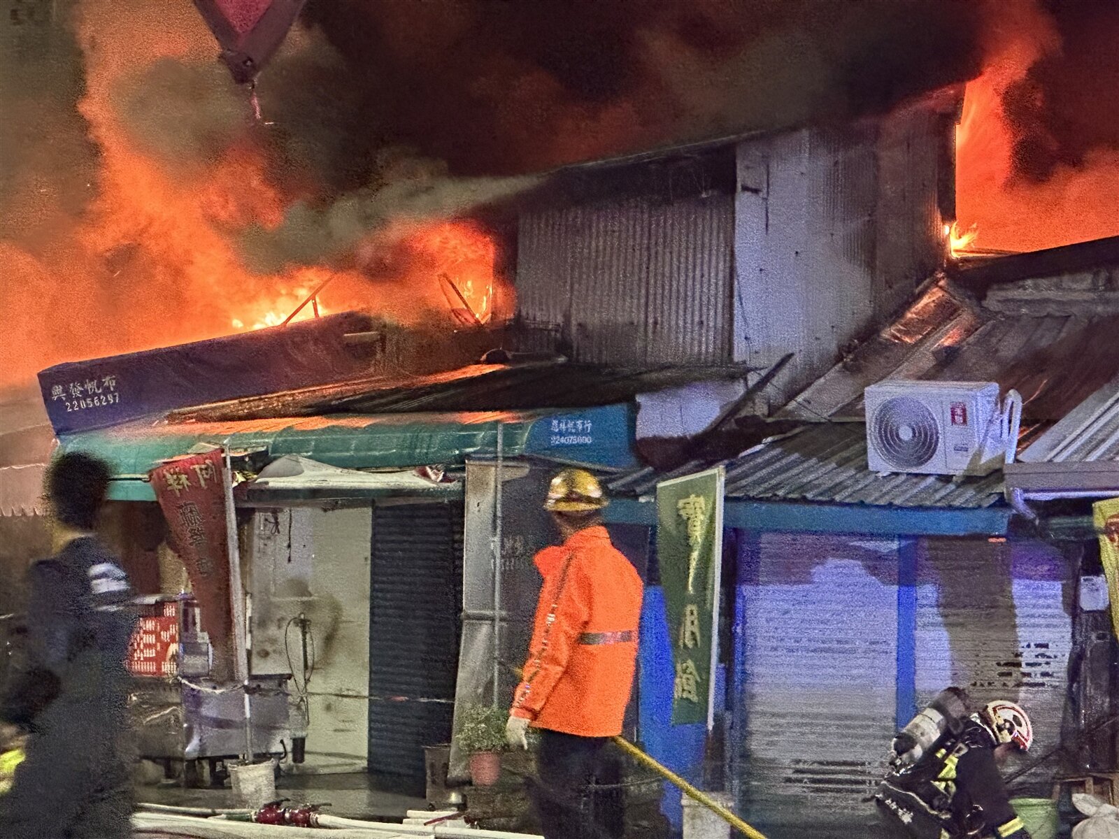 台中第五市場5日深夜大火,消防估計至少8間店家、攤販遭波及。記者曾健祐/攝影