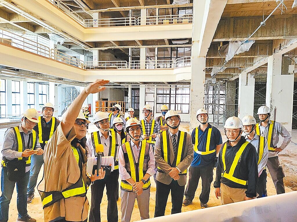 陽明交大高雄分部將進駐左營蓮潭國際會館及人發中心,高雄市副市長林欽榮(前排左二)5日視察工程進度。圖/高市府水利局提供