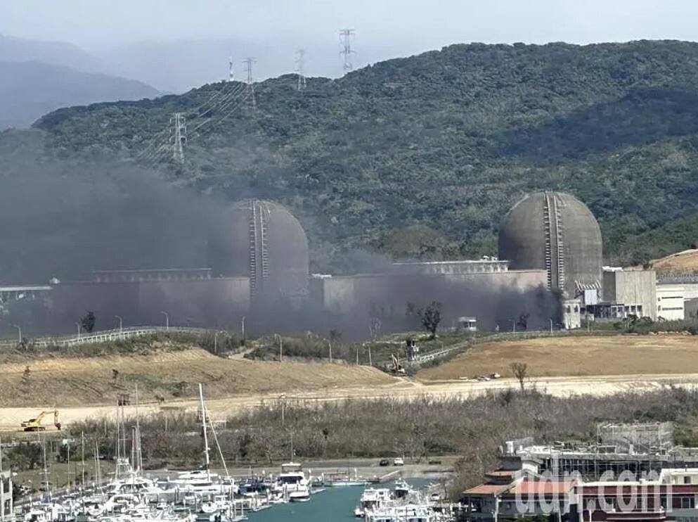屏東縣恆春鎮第三核能發電廠上午傳出火警,現場冒出大量濃煙。圖/民眾提供