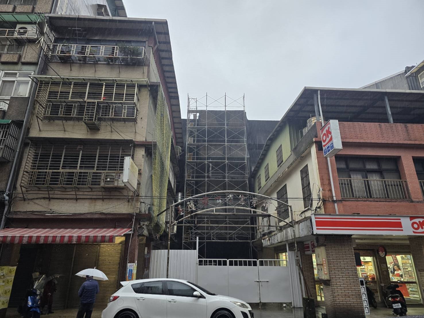 基隆信六路公有富貴零售市場使用40多年,4月開拆。由於緊臨很多民宅,地方憂鄰損,民代要求做好防範措施。記者游明煌/攝影