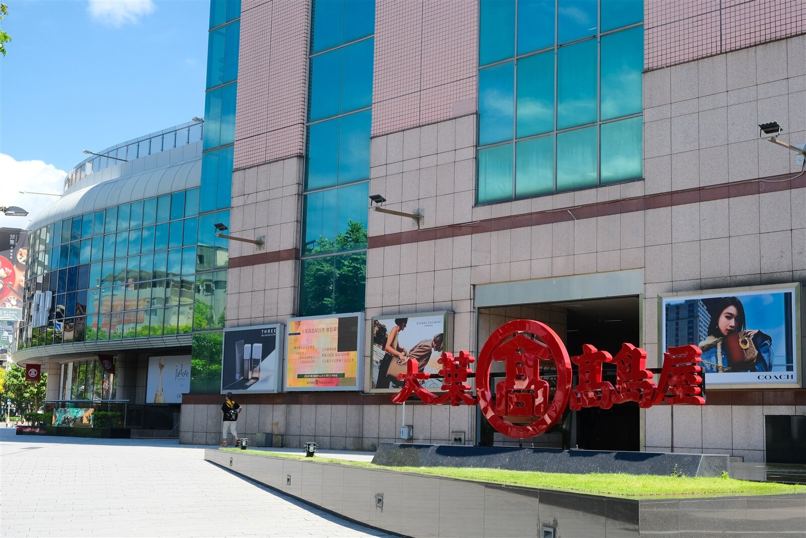 北市「大葉高島屋」遭爆停車場變商場，民進黨議員簡舒培認為「猶如京華城翻版。」 圖／聯合報系資料照片