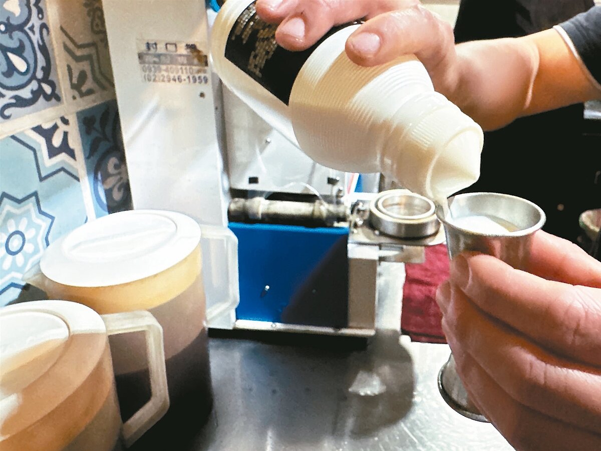 食藥署與農業部推動連鎖業者所用乳源自主揭露計畫,手搖飲、超商、速食業等業者若使用國產鮮乳,最高可申請十五萬元獎勵金。圖為飲料店為涼飲中添加乳品。記者陳正興/攝影