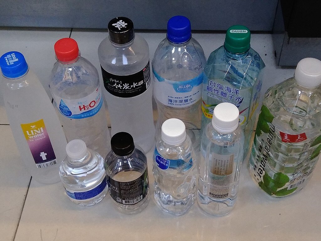 專家建議避免飲用瓶裝水或飲料。圖/維基百科