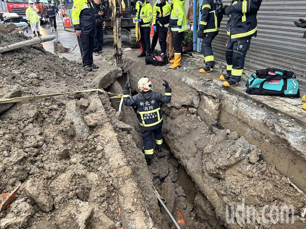 新北市樹林區6日中午發生一起工安意外，1名工人遭塌陷路面壓住，無生命跡象搶救中。記者王長鼎／翻攝